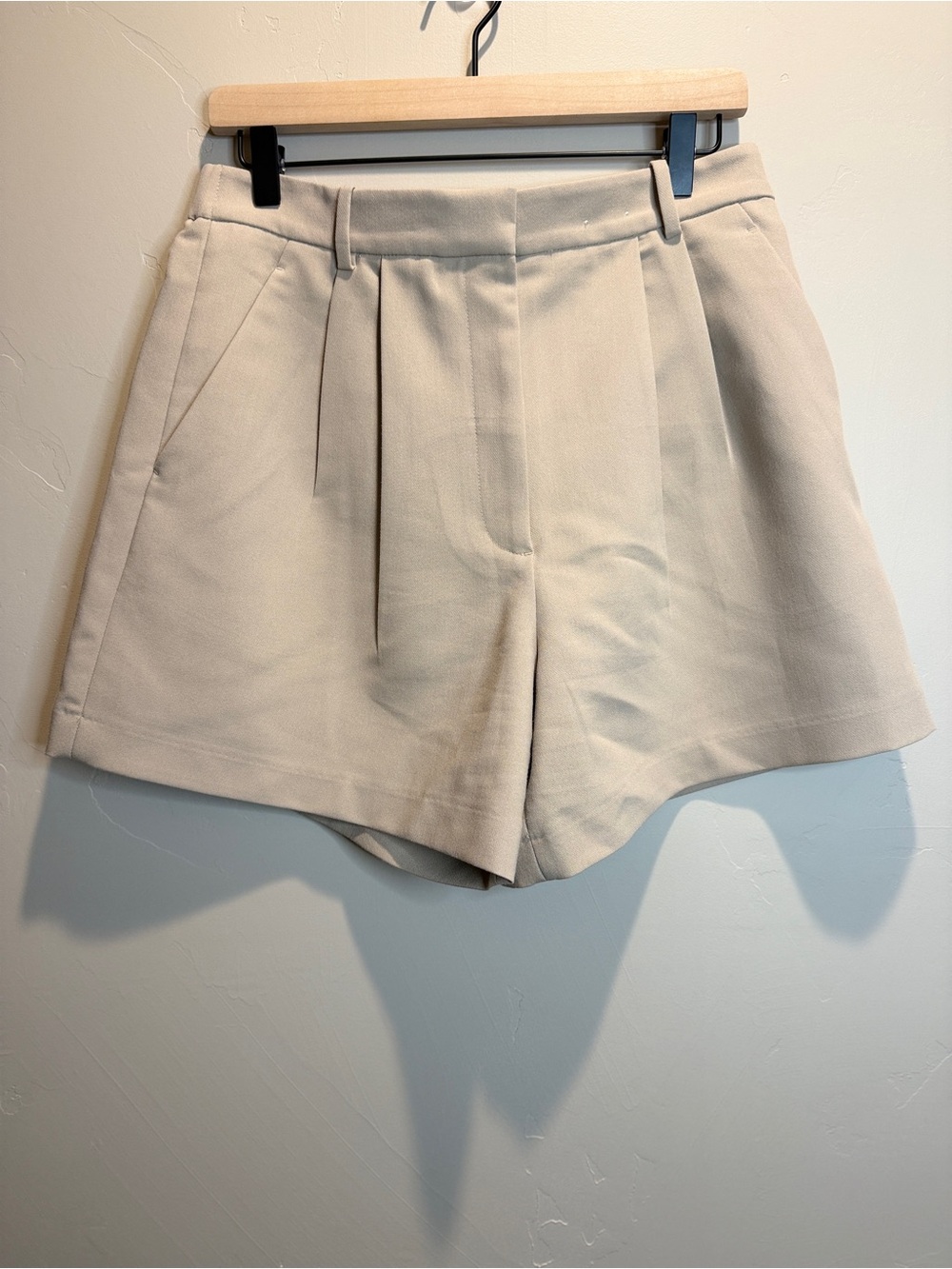 Abercrombie Sloane Women’s Tailored Shorts Beige 30 - Picture 3 of 4